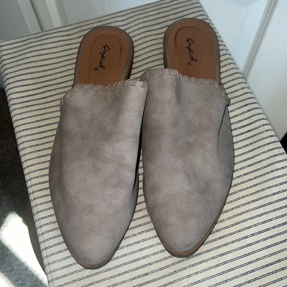 Light gray mule